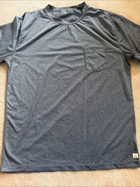 Vuori Men's Heather Charcoal Pocket Tee